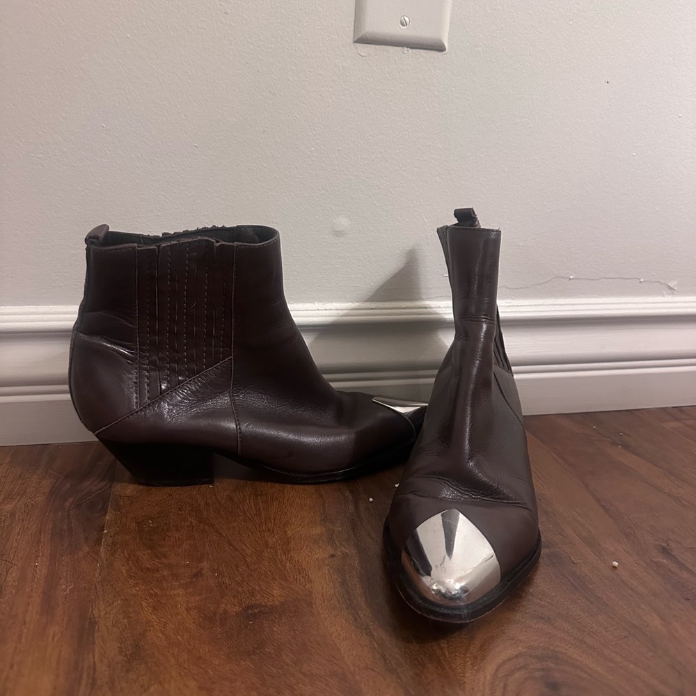 SCHUTZ Brown Ankle Boots with Pointed Toe and Short Heel